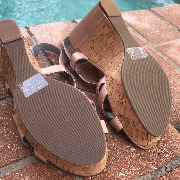 Cute Guess patent strappy wedge sandals - Picture 4 of 6